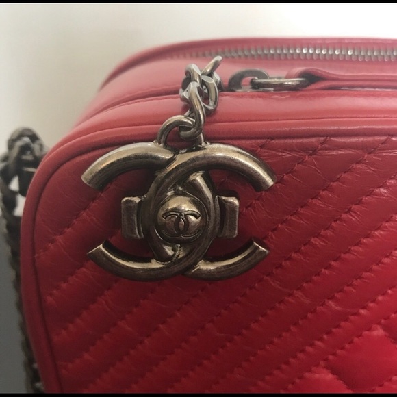 *** SOLD ***NWT CHANEL Red Boy Camera Bag - Picture 4 of 12